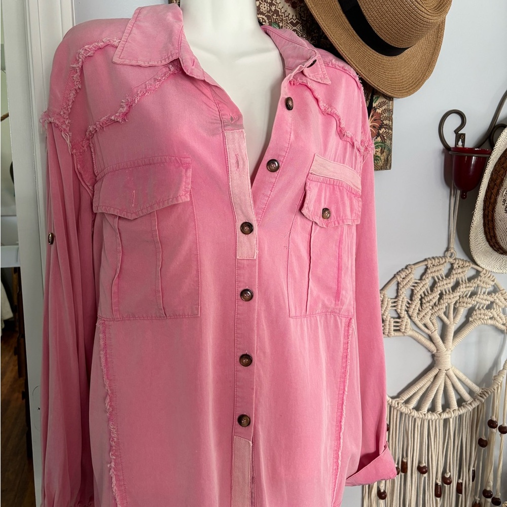 POL Pink Button-Up Shirt with Frayed Details
OVERSIZED
Size SMALL